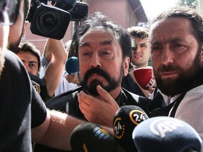 Adnan Oktar'ın evinden çıkan bakan kimdi?
