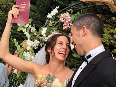 Can Bonomo ve Öykü Karayel'in düğün fotoğrafına gelen yorum kırdı geçirdi