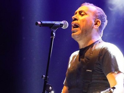 Haluk Levent sözünü tuttu! Hayranını sahneye davet ederek dans etti