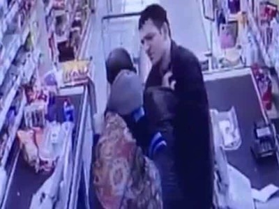 Marketten bebek maması çalan baba, geri vermemek için direndi