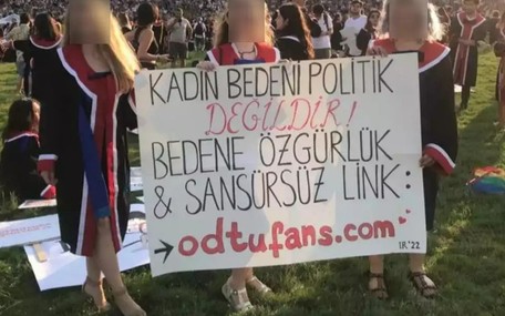 ODTÜ Mezuniyet Töreninde ODTÜFANS Pankartı: #Odtüfans Kızları Ortaya Çıktı