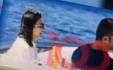 Evliliği yalanlamışlardı! Sibel Can ve Emir Sarıgül tatil dönüşü yakalandı!