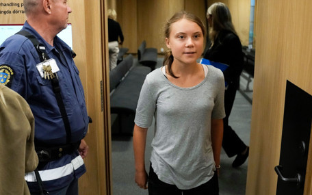 Greta Thunberg ve  3 aktivist, İsrail'den sınır dışı edilerek Fransız uçağına bindirildi