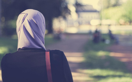 Diyanet'in hutbesi kadınları kızdırdı: Ünlü yazar başörtüsünü çıkaracağını ilan etti