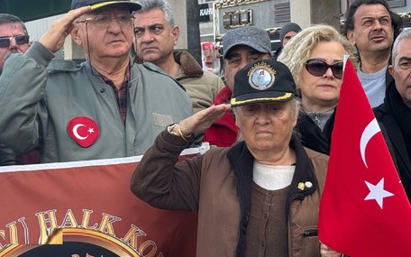 Emekli komutanlar üniformalarıyla sokağa çıktı: Atatürkçü teğmenler sahipsiz değil