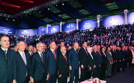 650 binden fazla depremzedenin konteynerlerde yaşadığı Hatay'da anma programına milyonlar harcanmış