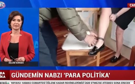 Özlem Gürses'in ayak bileğindeki elektronik kelepçe böyle çıkarıldı
