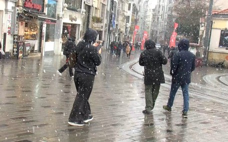 Son Dakika kar yağışı: Taksim'de kar yağışı hızlı başladı