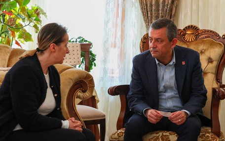 Özgür Özel'den gazeteciler Kozok ve Akbulut'a taziye ziyareti