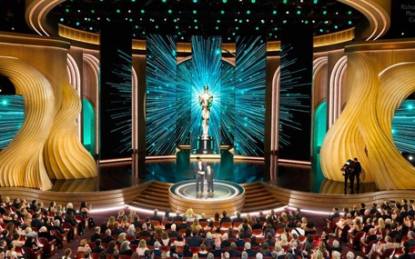 Oscar'ı  kaptıran Demi Moore'un mimikleri tartışma konusu oldu!