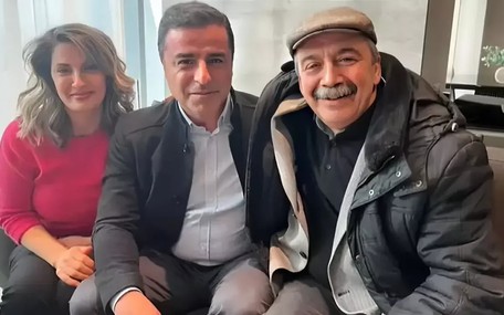 Ameliyat olan eşi Başak Demirtaş'a özel izinle refakat etti! Selahattin Demirtaş'ın hastanede...