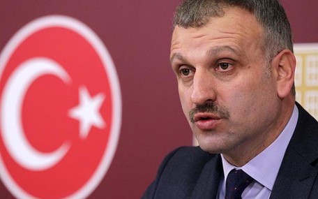 Saray danışmanı Oktay Saral Erdoğan’a cunta başı diyen Özgür Özel’i tehdit etti