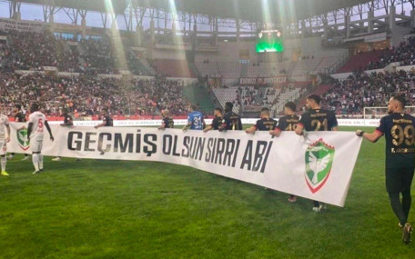 Amedspor'dan Sırrı Süreyya Önder pankartı