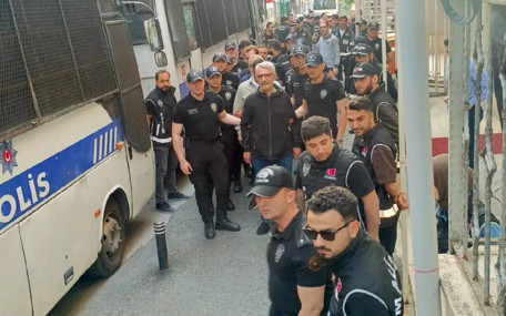 O görüntülere yandaş yazar Selvi bile itiraz etti; Terörist gibi muamele edilmesi doğru olmadı