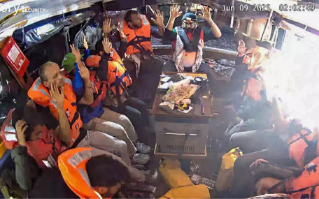 İsrail, Madleen'den gözaltına alınanları sınır dışı etmeye hazırlanıyor; havalimanına götürüldüler