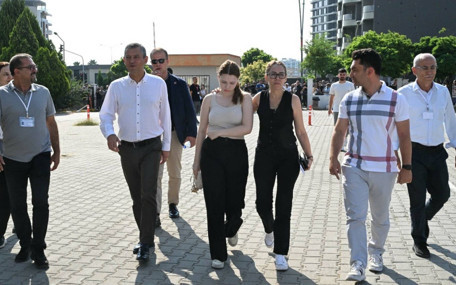 Özgür Özel Ferdi Zeyrek’in kızı Nehir’i sınav sabahı yalnız bırakmadı...