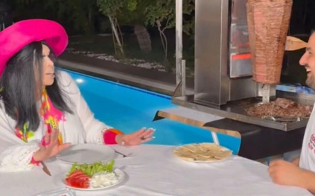 Verdiği borcun peşine düşen Bülent Ersoy, Antalya'daki villasına Ankara'dan dönerci getirtti