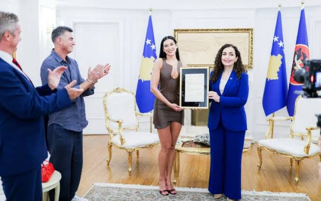 Kosova Cumhurbaşkanı Dua Lipa için kararname çıkardı