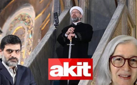 Başörtüsünü çıkaran yazara Akit’ten ahlaksız saldırı: Avret yerlerini de aç…