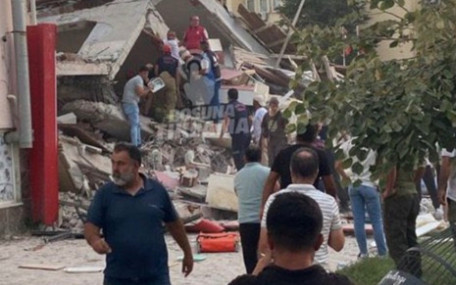 Deprem 10 ili etkiledi, halk geceyi sokakta geçirdi