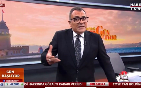 Operasyonu canlı yayında öğrenen Habertürk sunucusu Mesut Yar’ın zor anları