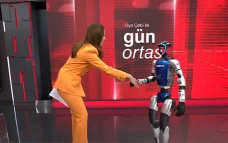 TEKNOFEST’in yıldızı G1 robot tv100’de: Aşk, yapay zeka ve Fenerbahçe yorumu!