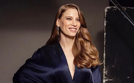Serenay Sarıkaya, İngilizcesiyle sosyal medyanın gündeminde!