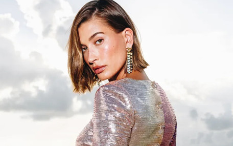 Hailey Bieber Paris’te yine olay oldu: Ceketini çıkarınca gözler üzerine çevrildi!