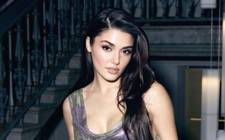 Hande Erçel’den cesur moda seçimi! Pembe ayakkabı ve kırmızı eldiven detayı dikkat çekti