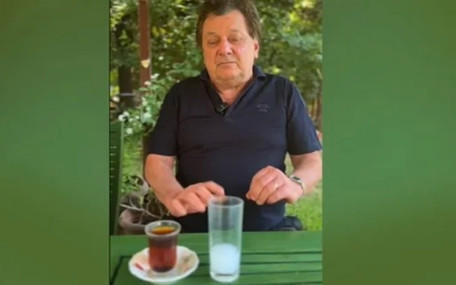 Vedat Milor, rakıyla birlikte çay içenlerle dalga geçti