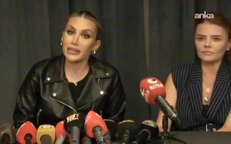 İrem Derici'den Manifest'e destek: Tek tek dava açın, beni de 7'nci üyeniz yapın!