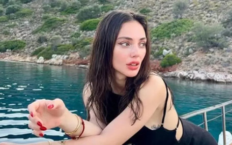 Rabia Soytürk siyah kombiniyle göz kamaştırdı, takipçilerinden tam not aldı