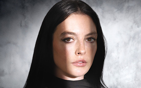 Melis Sezen Bükreş Moda Haftası'na damga vurdu! Yeni saç rengi olay oldu