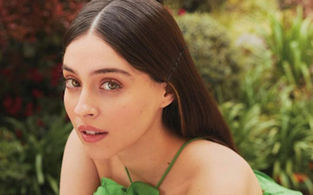 Cemre Baysel’in süper mini şortu sosyal medyada tartışma yarattı!