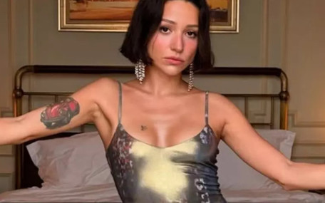 Zeynep Bastık’tan Harbiye şovu: Fit vücudunun sırrı karbonhidrat diyetiymiş!