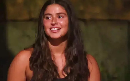 Başörtülü pozdan dekolteli elbiseye: Ayşe Yüksel'e sosyal medyada yorum yağdı