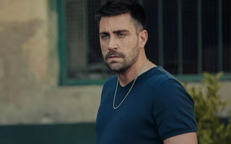 Bornozlu fotoğraf olay oldu: Çağlar Ertuğrul konuştu