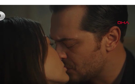 Eşref Rüya'da Çağatay Ulusoy ve Demet Özdemir'in ateşli öpüşme sahnesi olay oldu