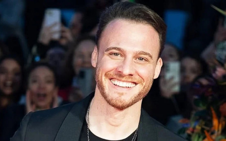 Ayrılığın ardından Kerem Bürsin’in kalbi yeni bir isim için çarpıyor