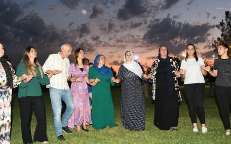 Belediye eş başkanları Koma Amed konserinde halay çekti