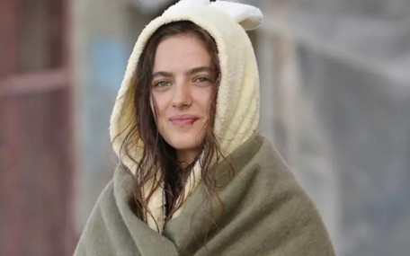 Taşacak Bu Deniz'in Eleni’si Ava Yaman sade tarzıyla beğeni topladı