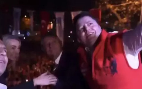 Özgür Özel’in el hareketine Dilek İmamoğlu’ndan gülümseten müdahale! O anlar viral oldu