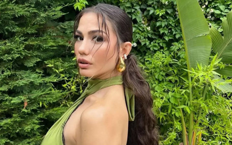 Demet Özdemir’in yeni pozları beğeni rekoru kırdı! Güzelliğine yorum yağdı