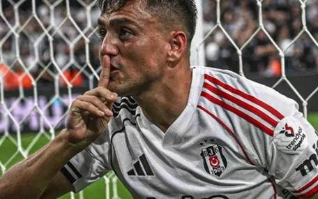 Beşiktaş’ın yıldızı Cengiz Ünder, dev tektaşla evlenme teklif etti
