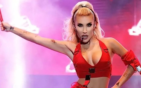 İrem Derici Ajax taraftarlarıyla arbede yaşadı, polisler müdahale etti