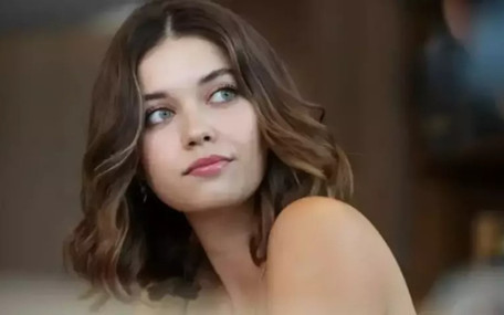 Afra Saraçoğlu’ndan yeni rolüne özel imaj: Görülmemek için çok çabaladım