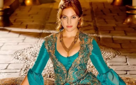 Meryem Uzerli gizlice karın germe ameliyatı oldu!
