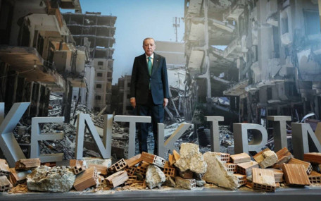 Erdoğan sergide enkaz önünde poz verdi; CHP'li Murat Emir: 23 yılı daha iyi özetleyen  kare