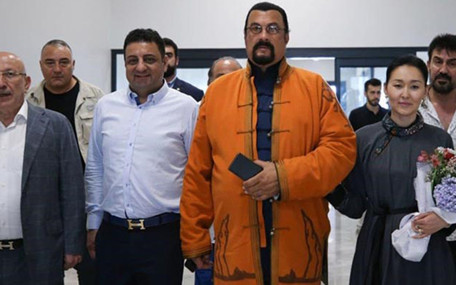 6 kadın işçinin öldüğü yangında tutuklanan Ali Osman Akat Steven Seagal’ı bile dolandırmış