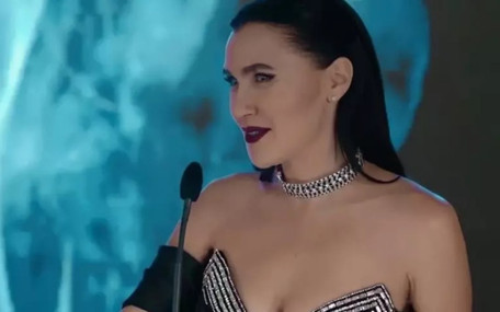 Şevval Sam’dan iddialı gala tarzı! Kim der ki 52 yaşında?